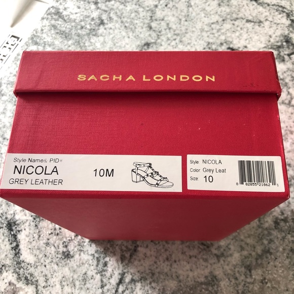 SALE β₯οΈ NWT Gold studded Valentino-style leather sandals + dustbag - Picture 3 of 12